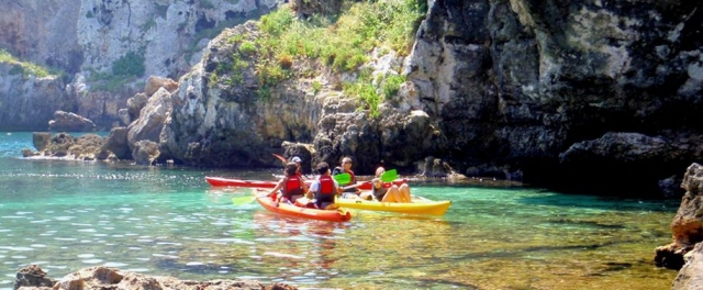 grupo de amigos navegando por la costa gallega